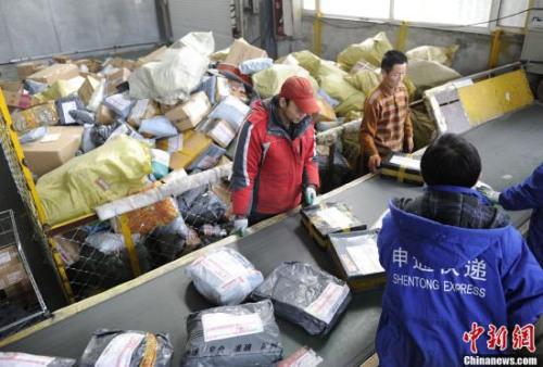 资料图：长春市一家快递公司中转站的工作人员正在忙碌。张瑶 摄