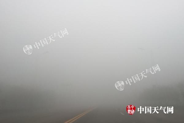 河北浓雾锁城致飞机延误高速封闭 周末开始好转