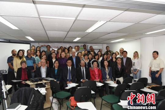 图为与会者与中国专家合影?！∧尚?摄