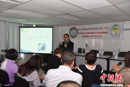 图为中国中医科学院针灸研究所主任医师杨金洪作专题讲座?！∧尚?摄