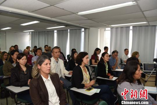 图为与会者参加专题讲座。　莫成雄 摄