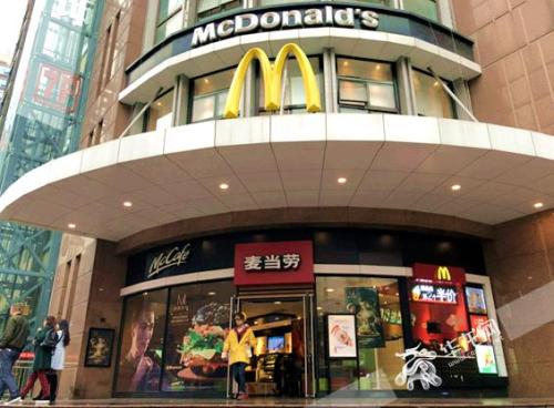 位于南坪工贸的一家麦当劳，中午有不少市民前来。记者 周晓雪 摄