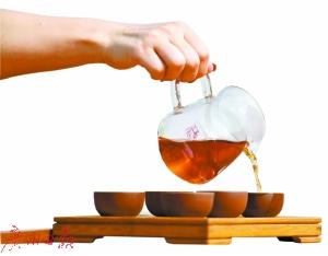 茶艺师倒出茶水 点击进入下一页