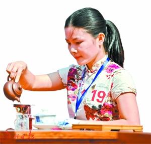 19号选手正在冲泡茶叶 点击进入下一页