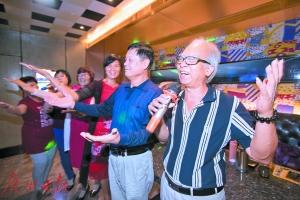 老人家们现在是KTV的消费主力军。广州日报全媒体记者苏俊杰摄 点击进入下一页