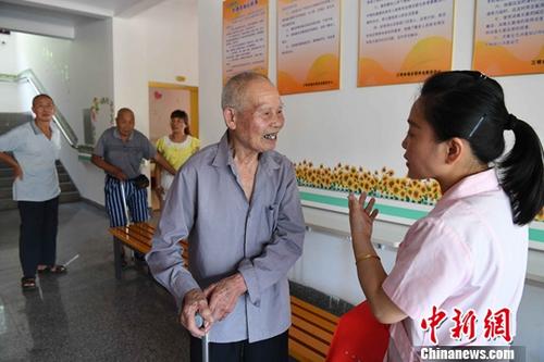 资料图：住在敬老院的老人向医护人员咨询保健常识。<a target='_blank' href='http://www.chinanews.com/'>中新社</a>记者 张斌 摄