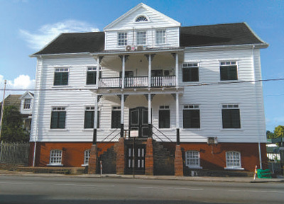 新苏里南外交部大楼临街一侧，完整地保留了荷兰殖民时期老建筑原汁原味的风貌。