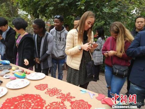 中国侨网传统艺术剪纸让外国友人爱不释手。　杜会淑　摄