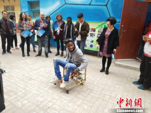 外国友人体验“无人车”，对其赞不绝口 杜会淑 摄