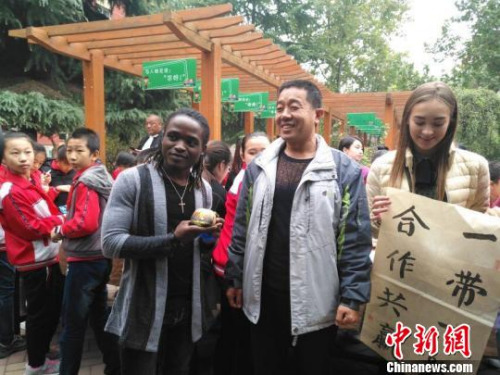 中国的书法作品受到外国友人的喜爱?！《呕崾?摄