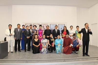 中国侨网合影。