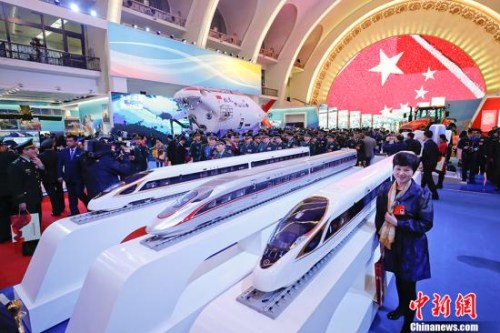 资料图：10月19日晚，参加中国共产党第十九次全国代表大会的代表在北京展览馆参观“砥砺奋进的五年”大型成就展。 <a target='_blank' href='http://www.chinanews.com/'>中新社</a>记者 杜洋 摄