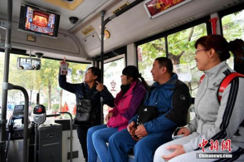 资料图：10月18日，中国共产党第十九次全国代表大会开幕，在河北石家庄116路公交车上，几位市民正在观看大会电视直播。<a target='_blank' href='http://www.chinanews.com/'>中新社</a>记者 翟羽佳 摄