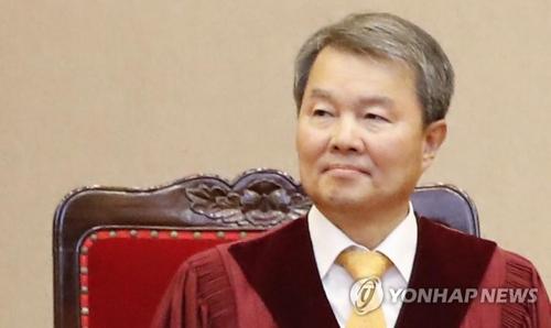 图为李镇盛10月26日审理违宪法律审判案件和宪法诉讼审判案件。 (韩联社)