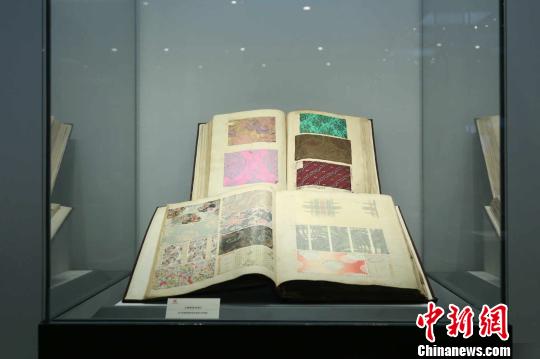 展品——法国丝绸样本。　张昀蔚 摄