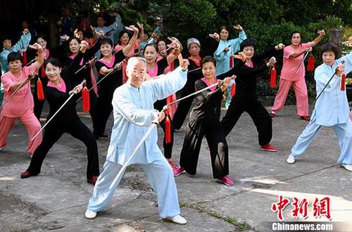 10月25日，福建老年人武术展演迎重阳节。 <a target='_blank' href='http://www.chinanews.com/'>中新社</a>记者 刘可耕 摄