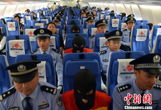 电信网络诈骗嫌犯被押解回中国 钱文攀 摄 电信网络诈骗嫌犯被押解回中国 钱文攀 摄