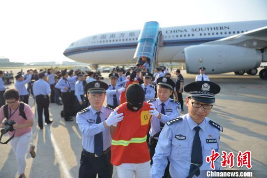 电信网络诈骗嫌犯被押解回中国 钱文攀 摄 电信网络诈骗嫌犯被押解回中国 钱文攀 摄