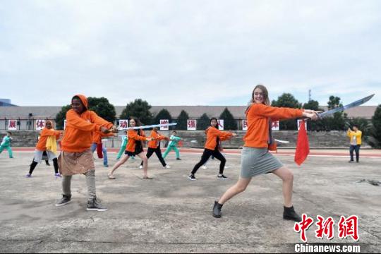 图为参加“汉语桥”的外国学生 任东 摄 图为参加“汉语桥”的外国学生 任东 摄