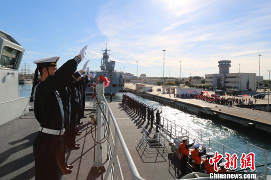 出访官兵与送行人员挥手告别?！±佃ず?摄