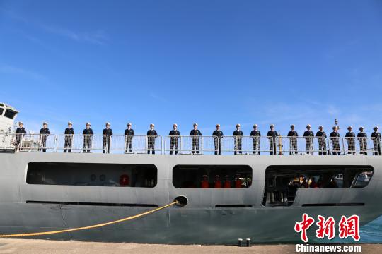 出访官兵军容严整列队站泊?！±佃ず?摄