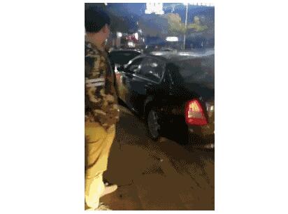 女司机堵收费口男子撞出路2