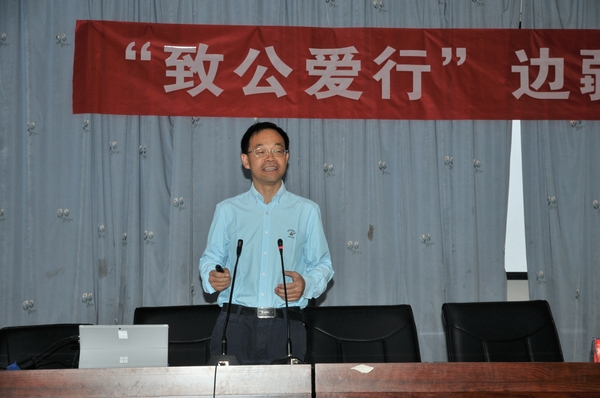 武向平院士在讲授 武向平院士在讲授