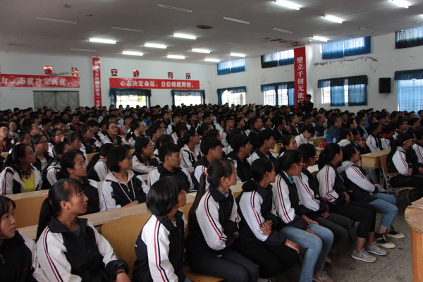 师生们认真聆听 师生们认真聆听