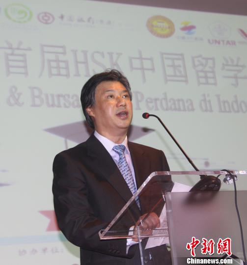 图为中国驻印尼大使馆文化处参赞周斌到场祝贺?！×钟来?摄