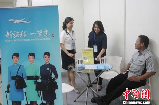 厦门航空等10多家印尼中资企业及相关印尼企业参加展会并进行现场招聘。　林永传 摄