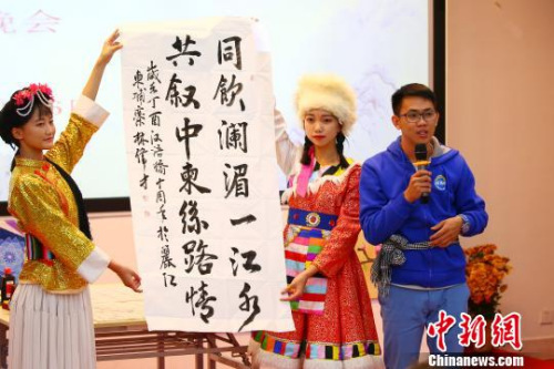 图为营员展示自己的书法作品。　王崴　摄