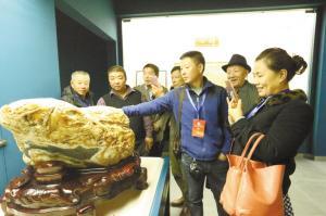 全国赏石界大咖参观“河北第一石”唐河彩石。本报记者 石英杰 摄