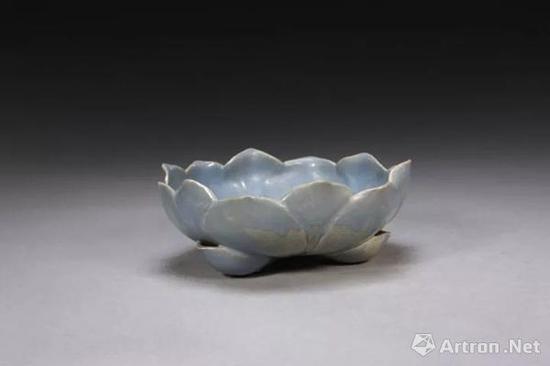 宜兴窑仿钧天蓝釉莲花式洗，明，高7.1cm,口径19.3cm,足距10cm.
