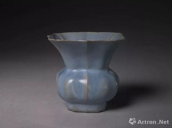 宜兴窑仿钧天蓝釉方渣斗，明，高8cm,口边长8.6cm,足边长4.3cm.