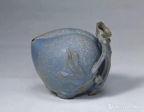 宜兴窑桃式水注，明，通高11.9cm,腹径12cm.