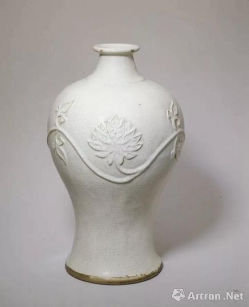 宜兴窑塑贴莲花纹梅瓶，明，高28.1cm,口径4.9cm,底径14.2cm.