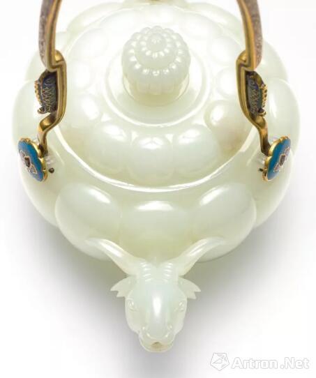 清乾隆御制白玉瓜棱式羊首掐丝珐琅提梁茶壶 香港苏富比拍卖
  成交价:7547.5万港元