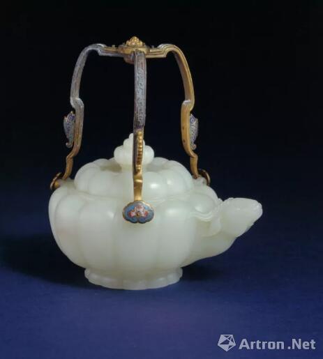 玉羊首提梁壶 清嘉庆款   北京故宫博物院藏品