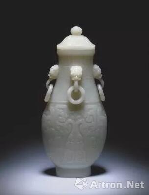 青玉四耳活环夔纹壶 清乾隆
  北京故宫博物院藏品