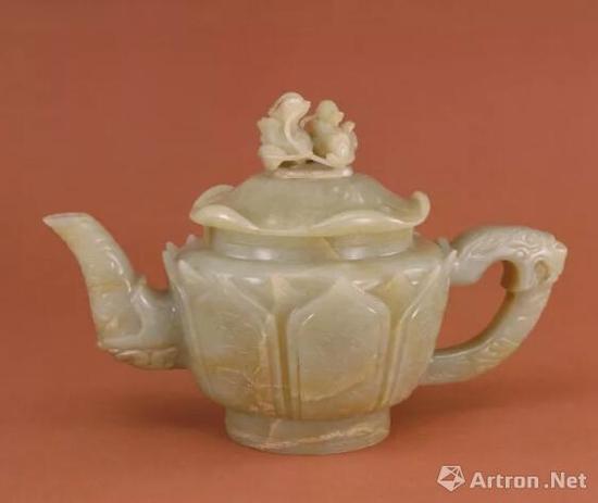 青玉鸳鸯卧莲云龙柄执壶  明
  北京故宫博物院藏品