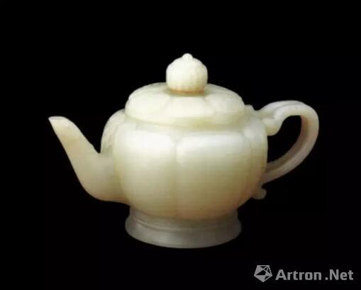 清 白玉莲瓣式执壶 清宫旧藏
  北京故宫博物院藏品