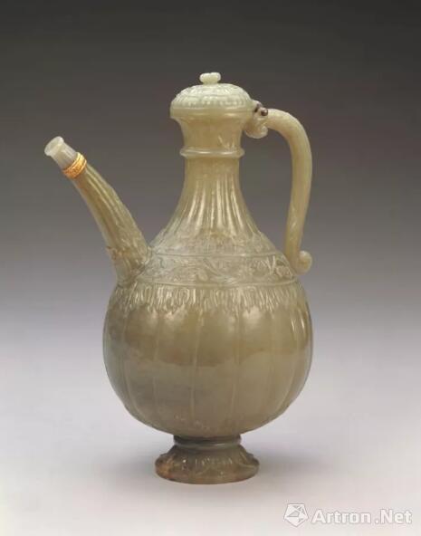 青玉瓜棱执壶 清
  痕都斯坦玉器风格
  北京故宫博物院藏品