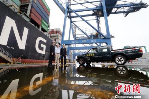 资料图：广州海关工作人员在一线提供服务。池兆恩 摄