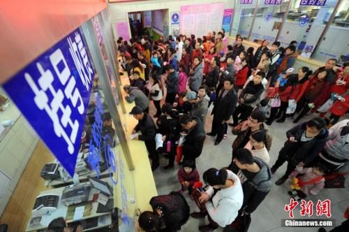 资料图：医院排队挂号的人群。 <a target='_blank' href='http://www.chinanews.com/'>中新社</a>发 韦亮 摄