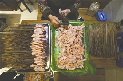 串串店一根鸡翅25根签子 老板:明看便宜 实际贵