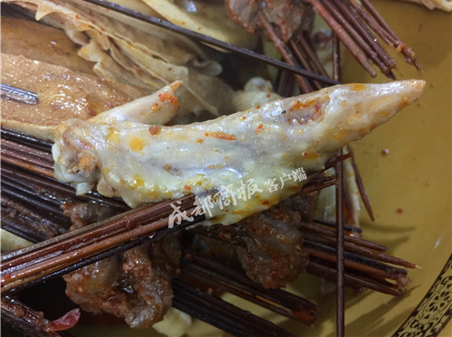 成都小吃曝黑幕:一个鸡翅11根签 网友直呼太坑人