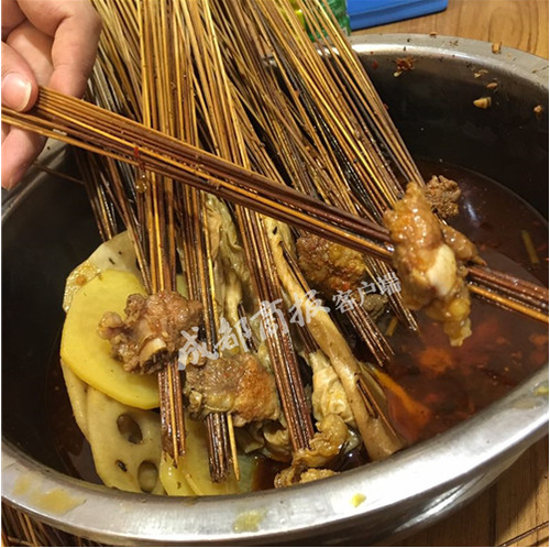 成都小吃曝黑幕:一个鸡翅11根签 网友直呼太坑人