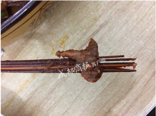 成都小吃曝黑幕:一个鸡翅11根签 网友直呼太坑人