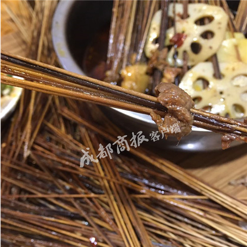 成都小吃曝黑幕:一个鸡翅11根签 网友直呼太坑人