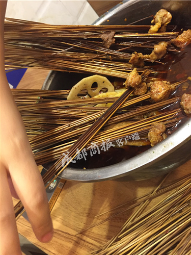 成都小吃曝黑幕:一个鸡翅11根签 网友直呼太坑人